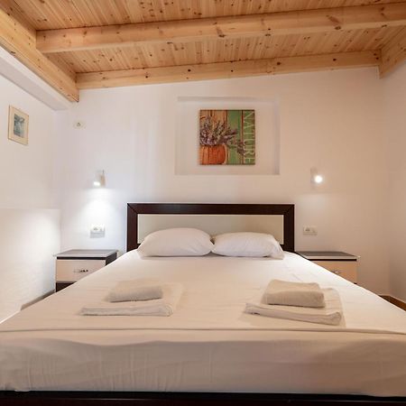 Cozy Apartments Downtown Ksamil Esterno foto